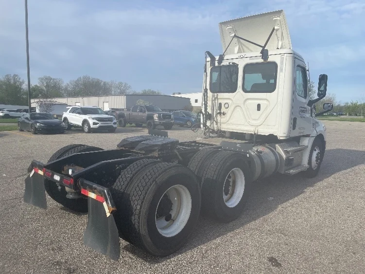 2023 Freightliner Cascadia in Kalamazoo, MI — photo 7