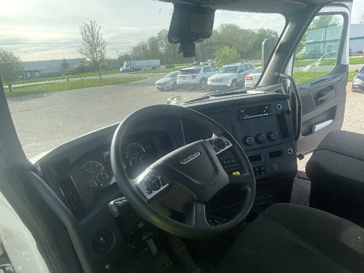 2023 Freightliner Cascadia in Kalamazoo, MI — photo 10