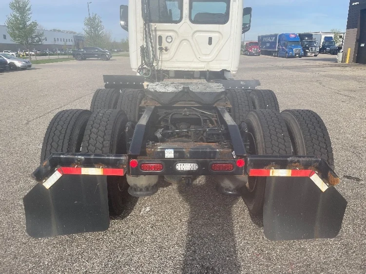 2023 Freightliner Cascadia in Kalamazoo, MI — photo 6