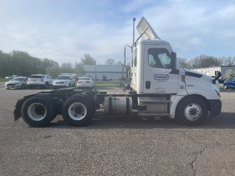 2023 Freightliner Cascadia in Kalamazoo, MI — photo 8