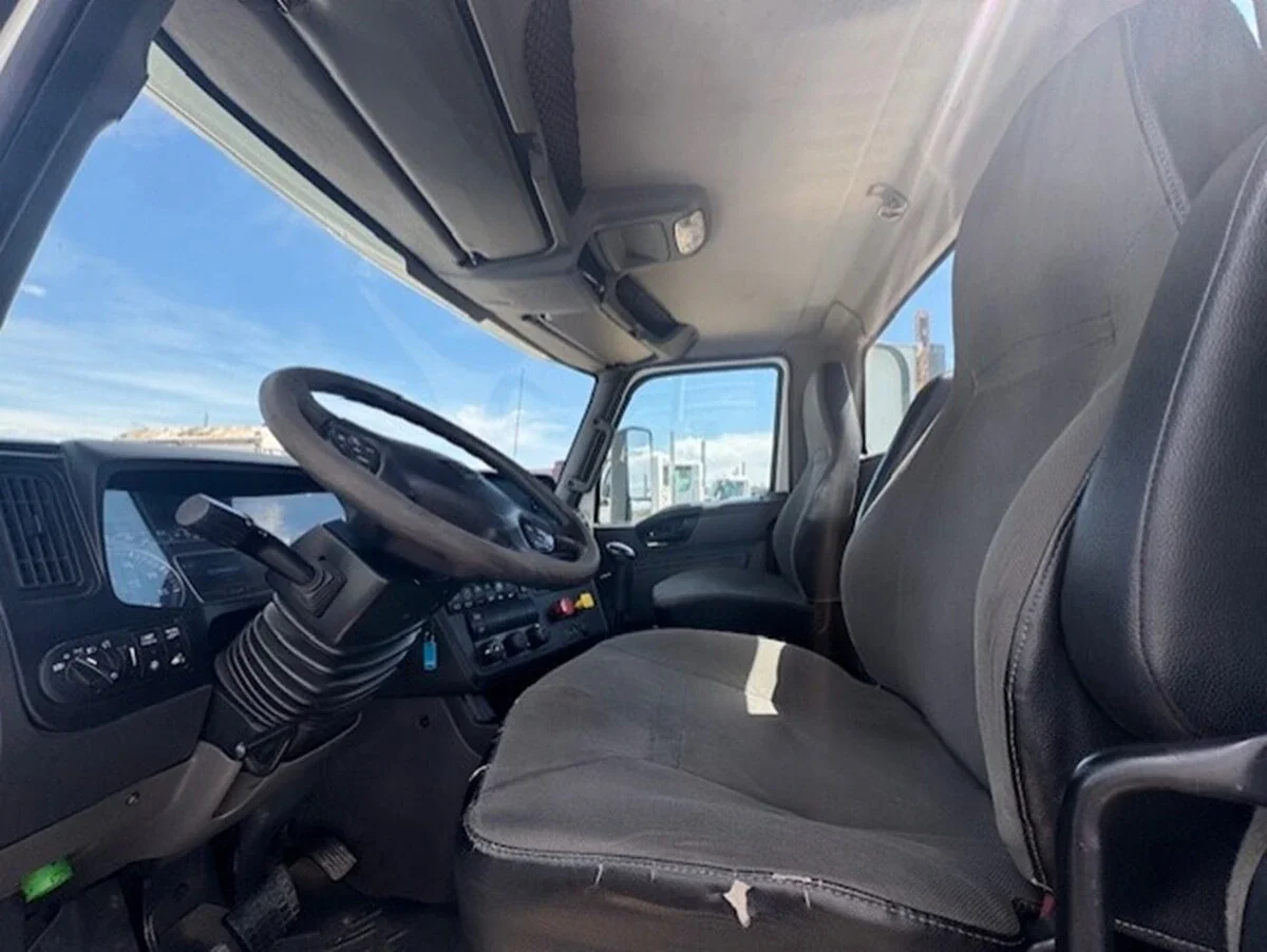2019 International LT - image 7