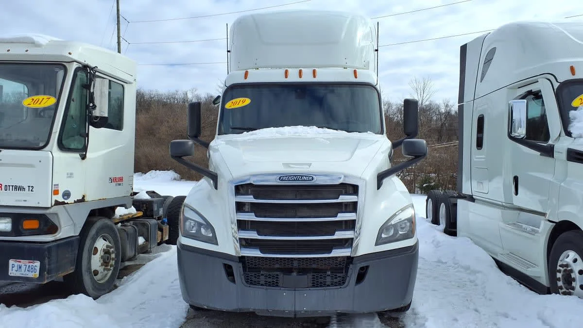2019 Freightliner Cascadia - image 2