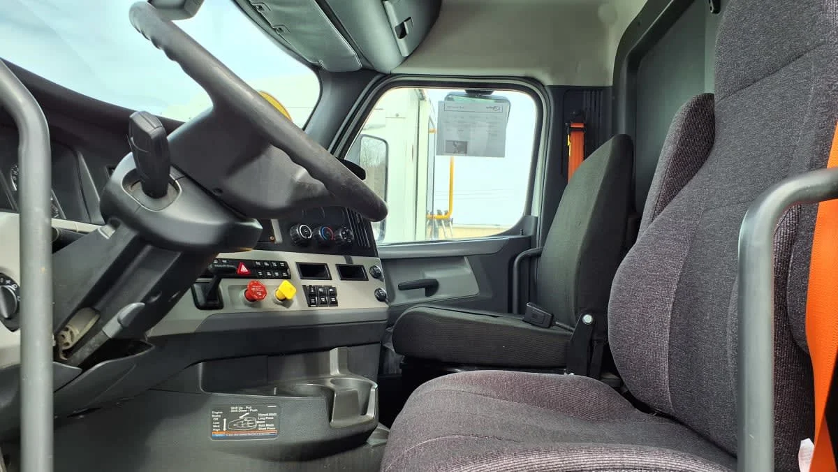2019 Freightliner Cascadia - image 7
