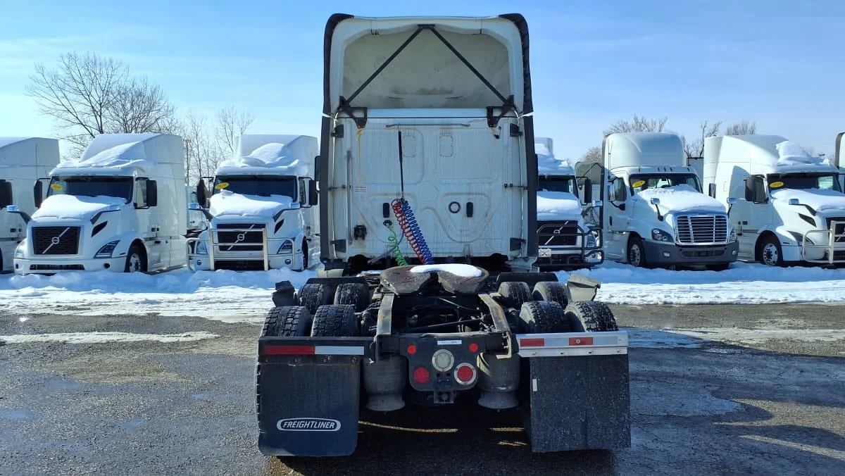 2019 Freightliner Cascadia - image 5