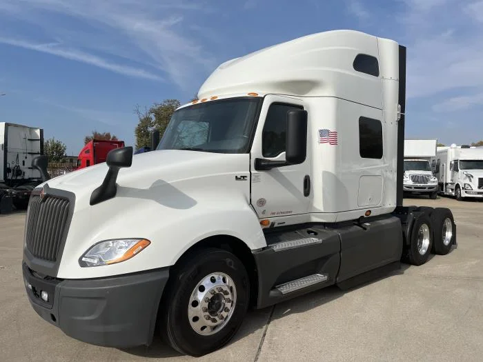 2021 International LT - image 2