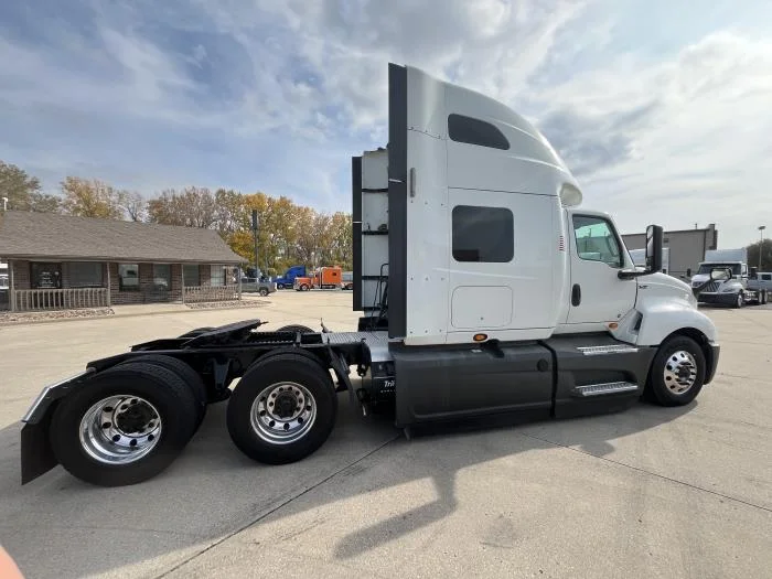2021 International LT - image 7