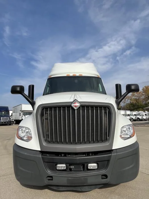 2021 International LT - image 8