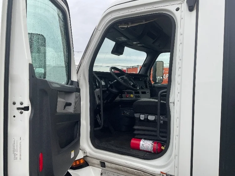 2020 Freightliner Cascadia - image 9