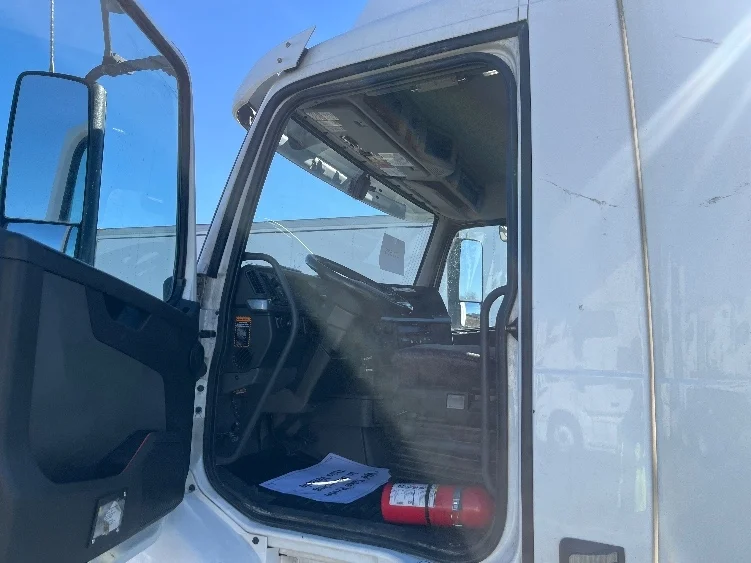 2021 Volvo VNR 640 - image 7