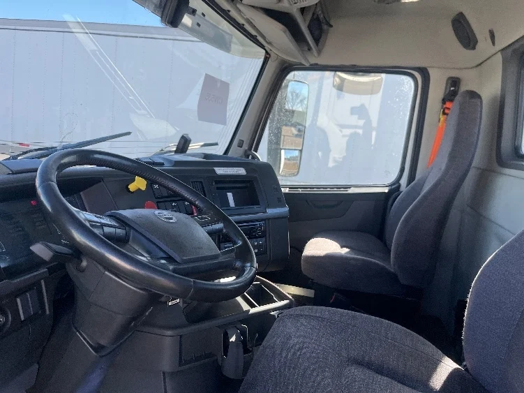 2021 Volvo VNR 640 - image 8