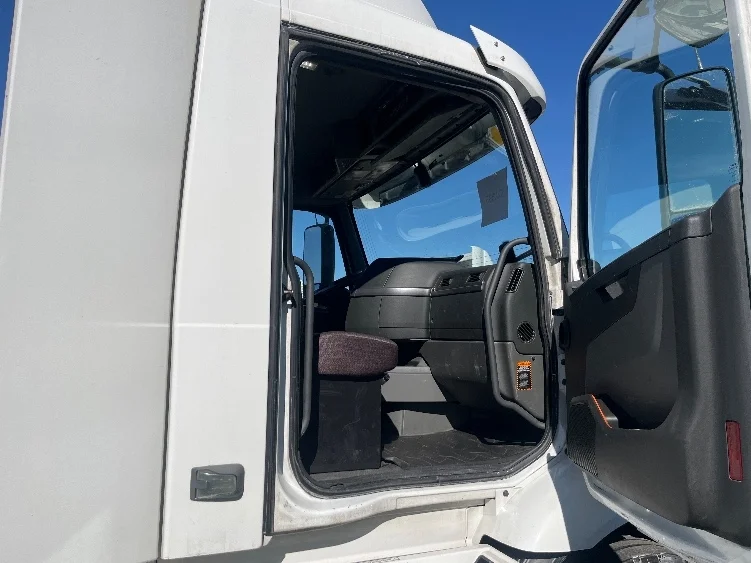 2021 Volvo VNR 640 - image 10