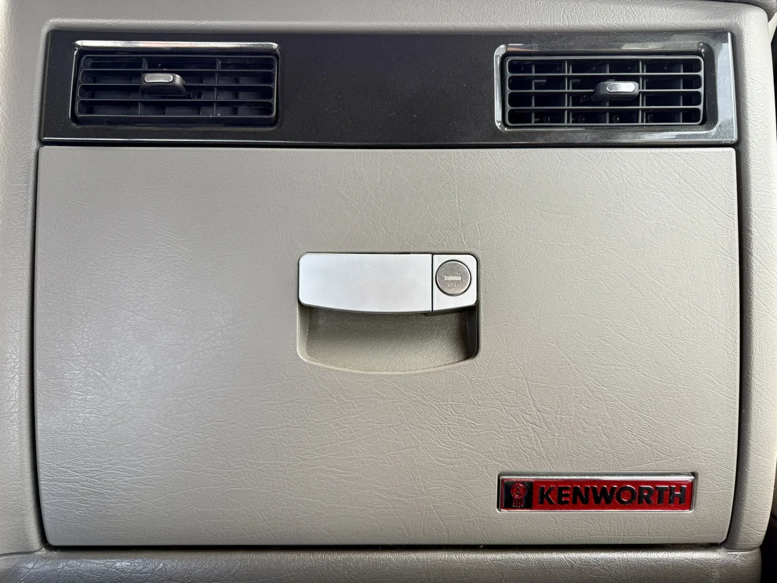 2019 Kenworth T800 - image 19