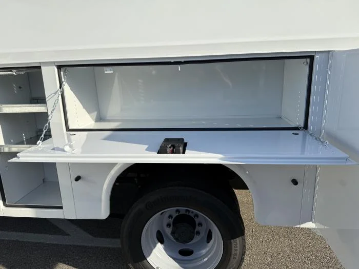 2027 Ford F-550 — photo 13