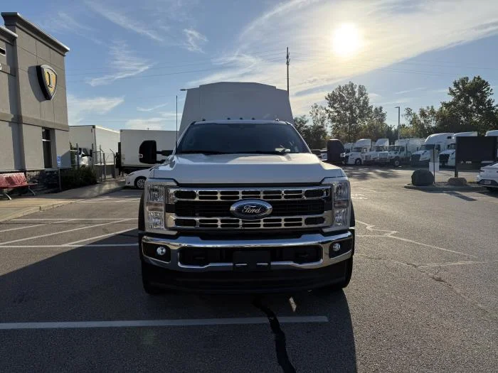 2027 Ford F-550 — photo 3