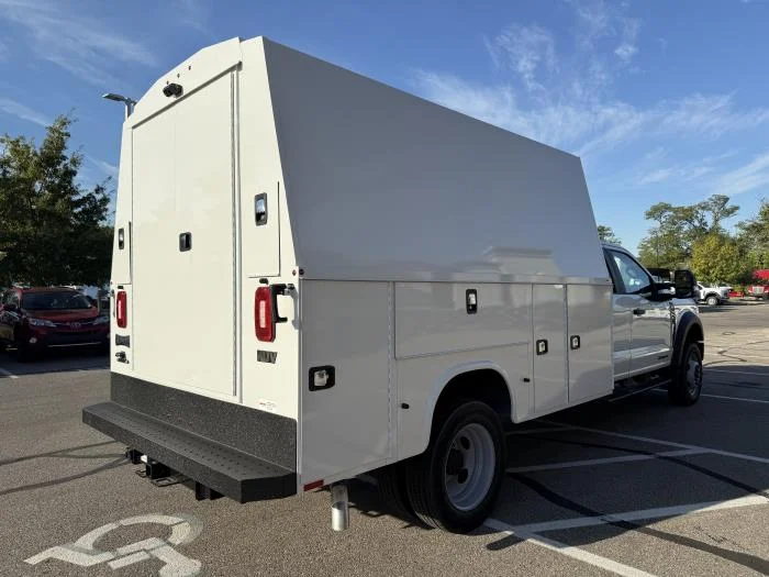 2027 Ford F-550 — photo 6