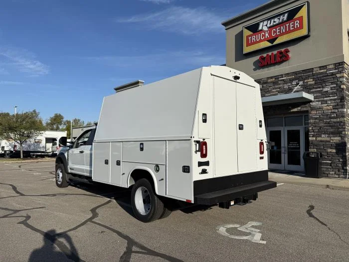 2027 Ford F-550 — photo 8