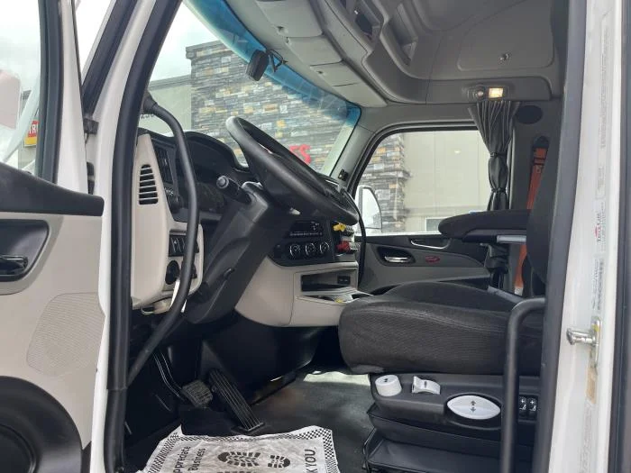 2022 Peterbilt 579 — photo 13