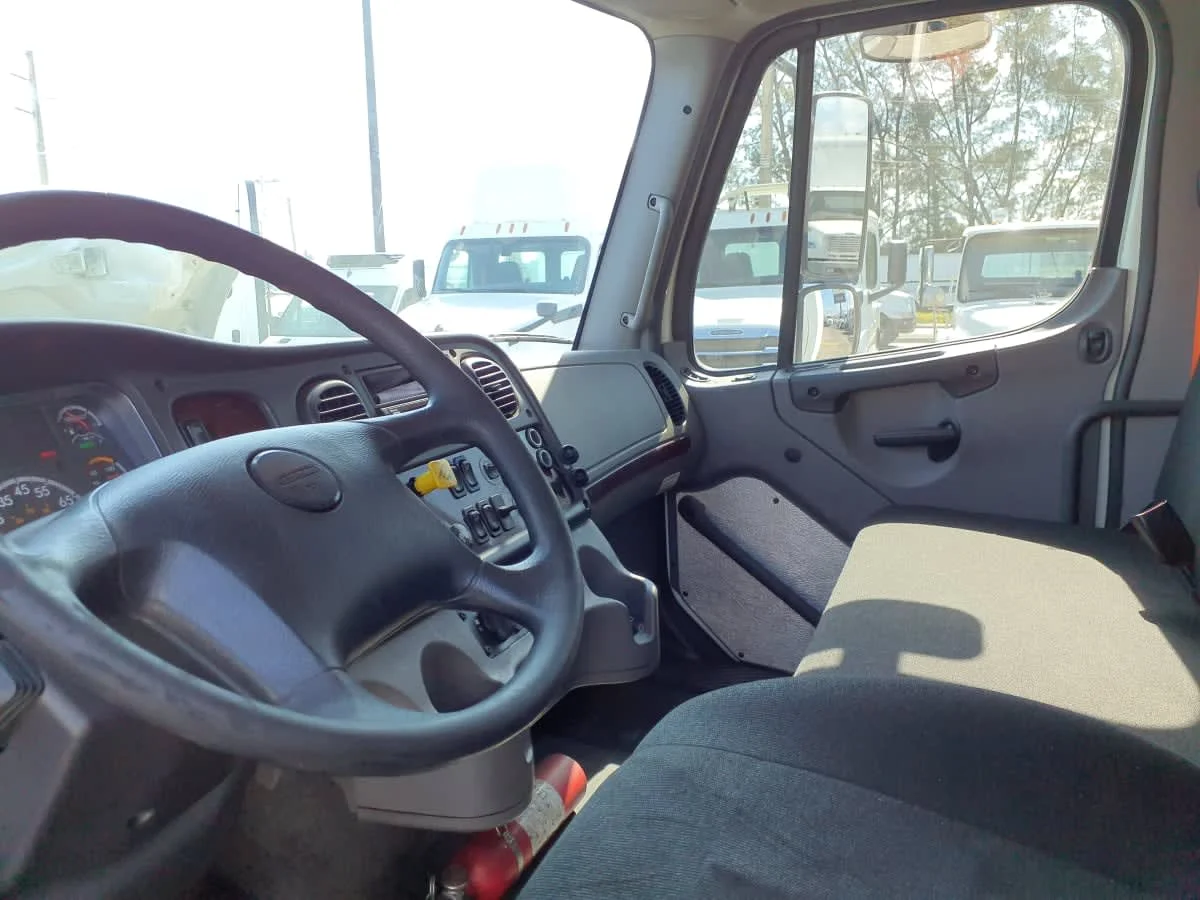 2019 Freightliner M2 106 - image 7