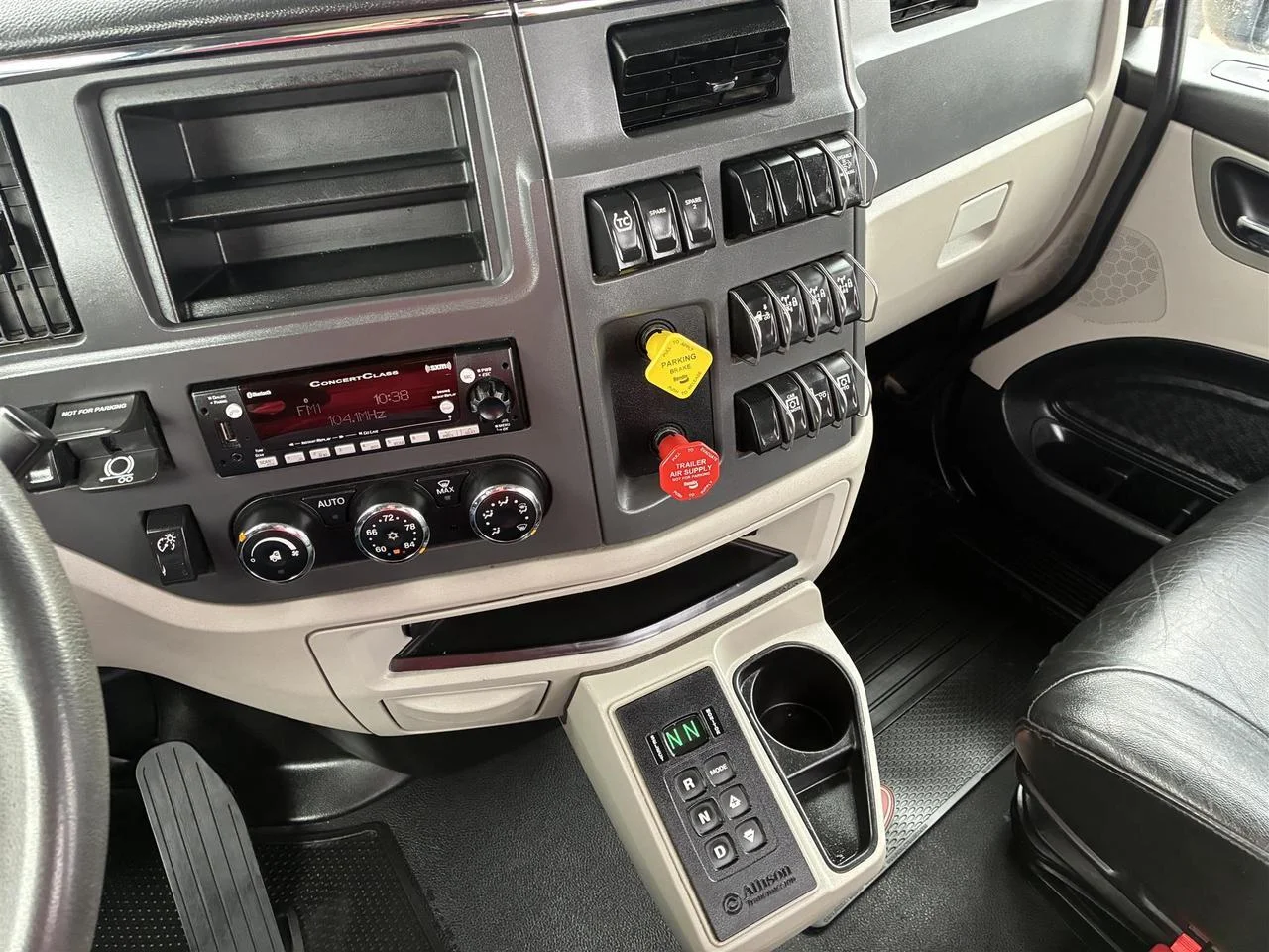 2023 Peterbilt 567 in Rochester, MN — photo 11