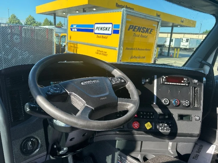 2023 Freightliner Cascadia in Sturtevant, WI — photo 10