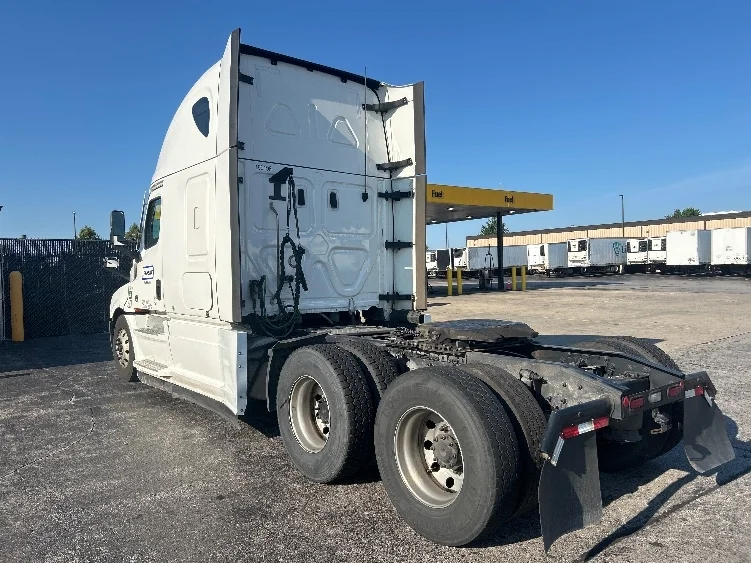 2023 Freightliner Cascadia in Sturtevant, WI — photo 5