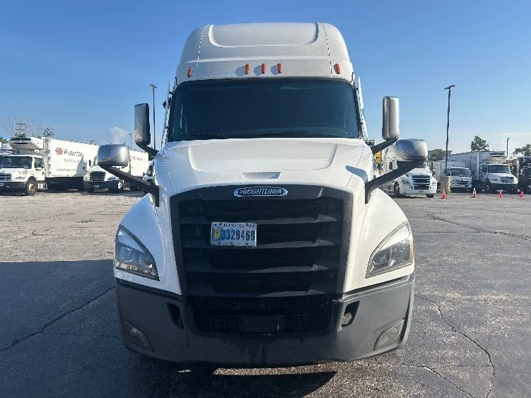 2023 Freightliner Cascadia in Sturtevant, WI — photo 2