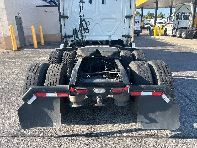 2023 Freightliner Cascadia in Sturtevant, WI — photo 6