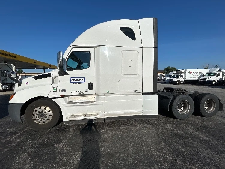 2023 Freightliner Cascadia in Sturtevant, WI — photo 4