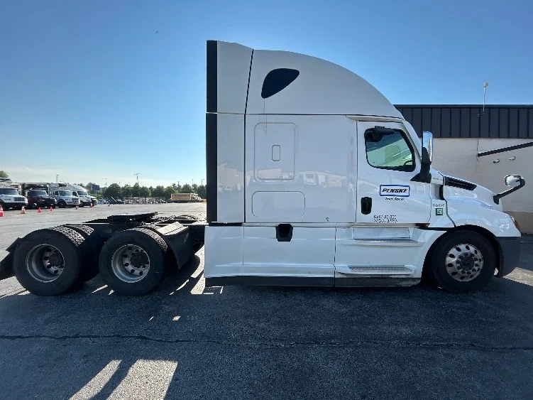 2023 Freightliner Cascadia in Sturtevant, WI — photo 8