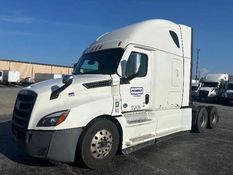 2023 Freightliner Cascadia in Sturtevant, WI — photo 3