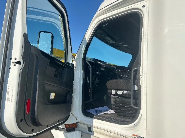 2023 Freightliner Cascadia in Sturtevant, WI — photo 9