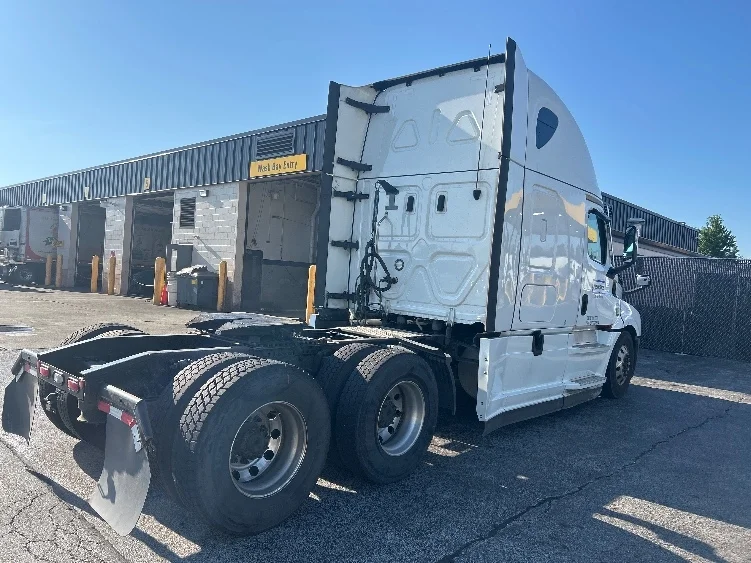 2023 Freightliner Cascadia in Sturtevant, WI — photo 7