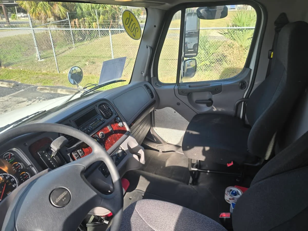 2016 Freightliner M2 106 in Tampa, FL — photo 7