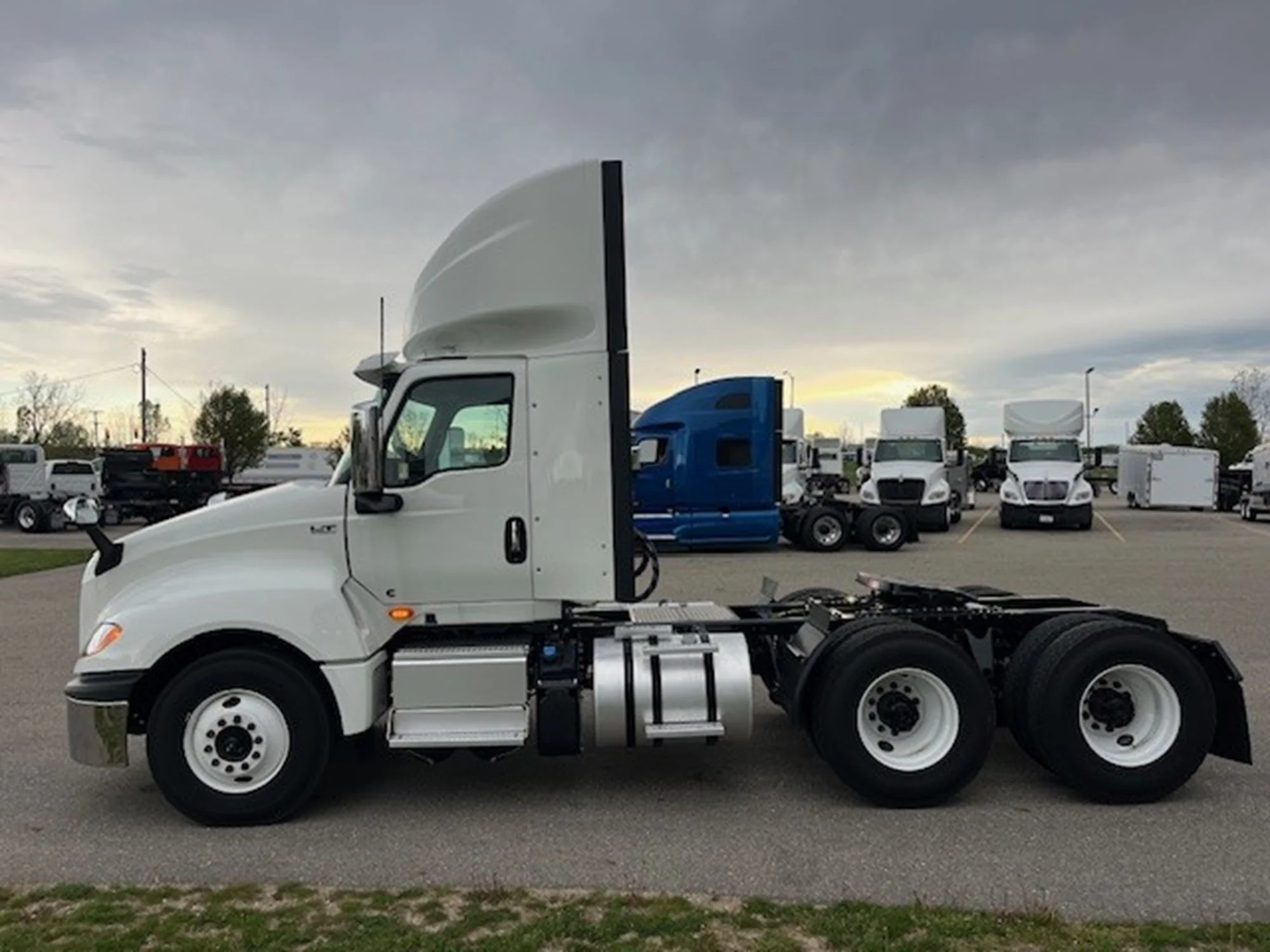 2025 International LT in MI — photo 15