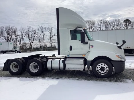 2020 International LT - image 4