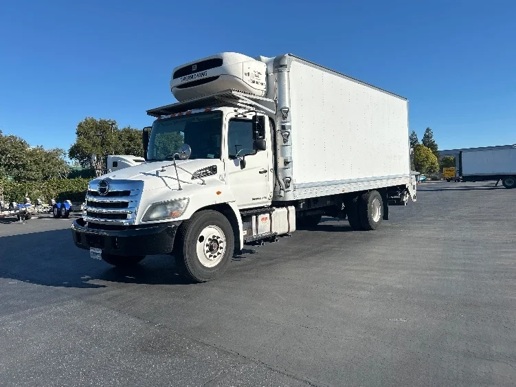 2018 Hino 338 - image 3