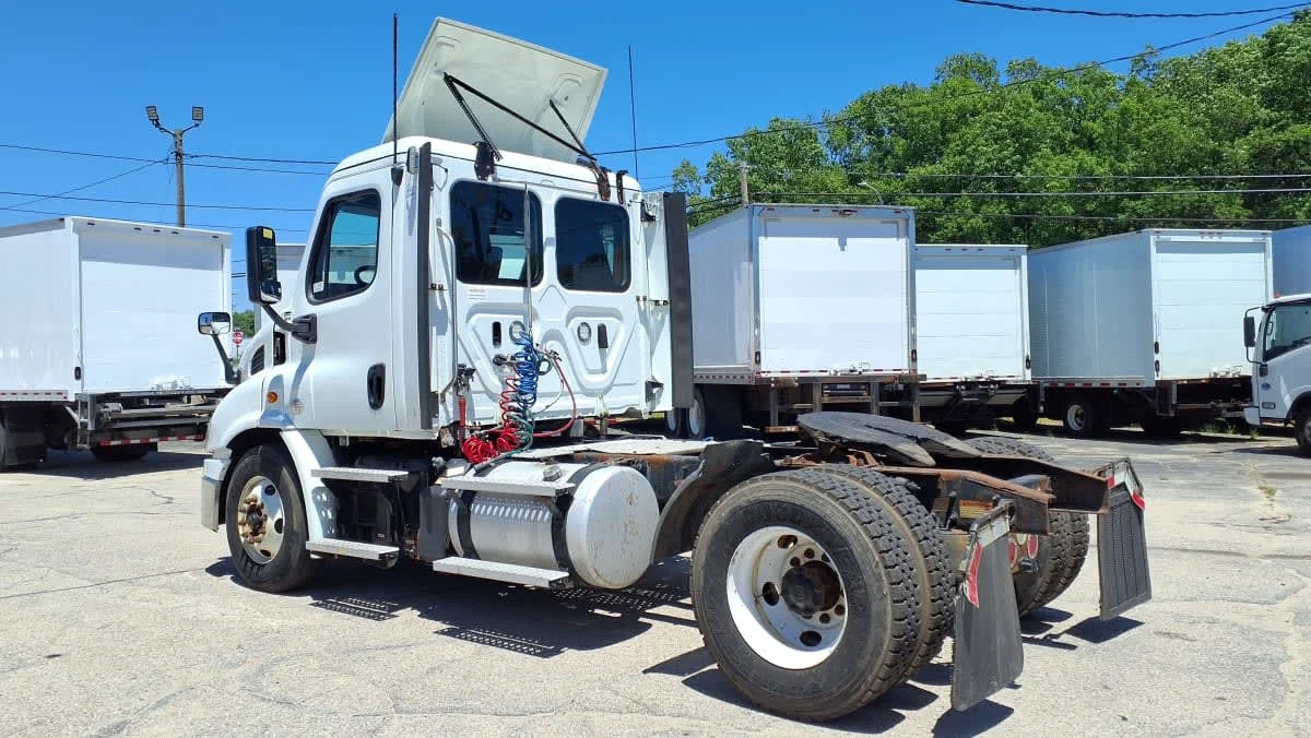 2020 Freightliner Cascadia in Warwick, RI — photo 6