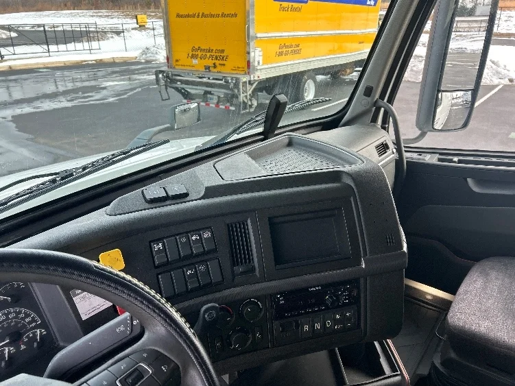 2019 Volvo VNL 760 - image 10