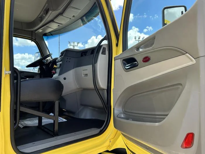 2021 Peterbilt 579 - image 23