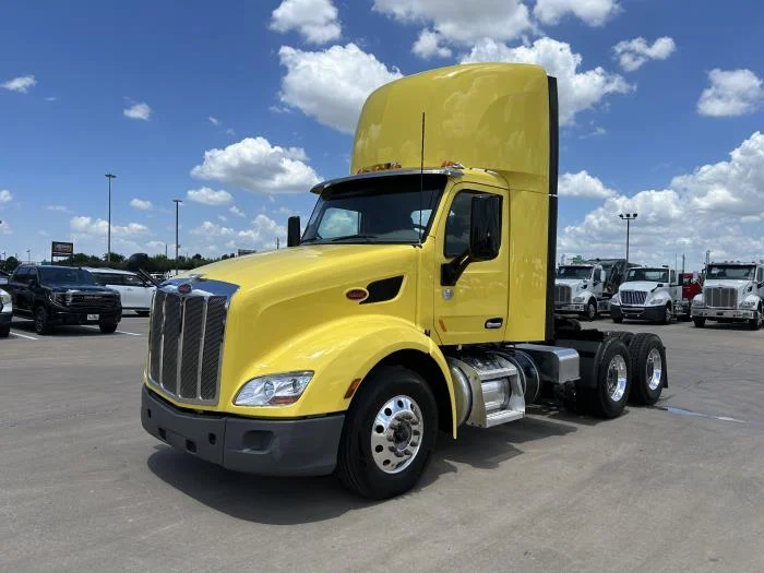 2021 Peterbilt 579 - image 2