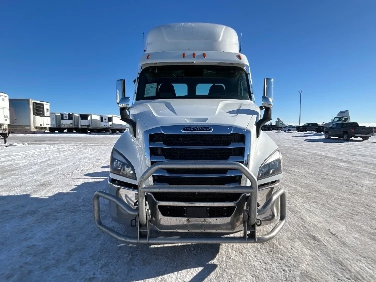 2021 Freightliner Cascadia in Sturtevant, WI — photo 2