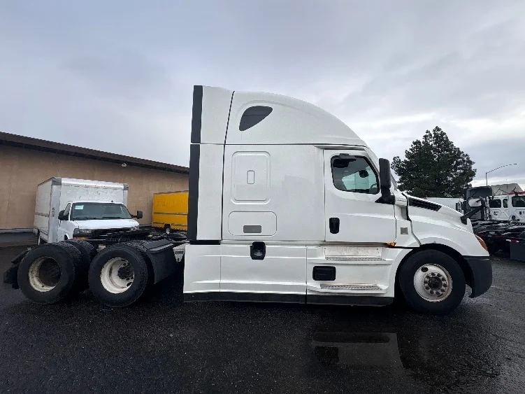 2022 Freightliner Cascadia in West Sacramento, CA — photo 8