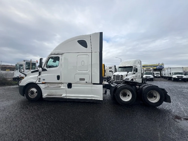 2022 Freightliner Cascadia in West Sacramento, CA — photo 4