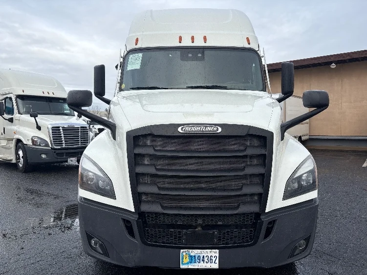 2022 Freightliner Cascadia in West Sacramento, CA — photo 2