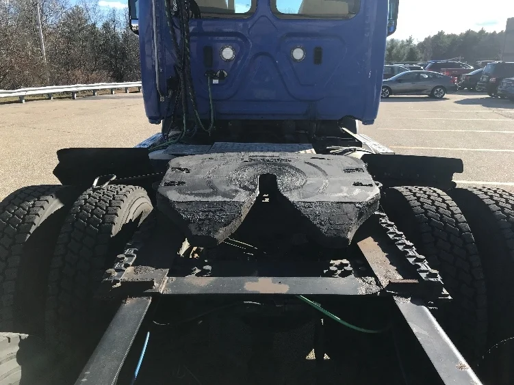 2019 Freightliner Cascadia - image 6