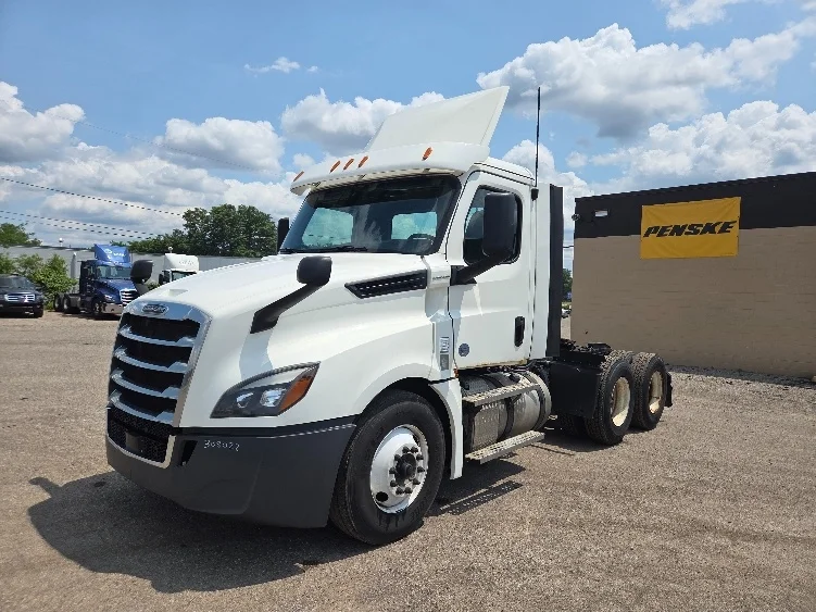 2020 Freightliner Cascadia - image 3