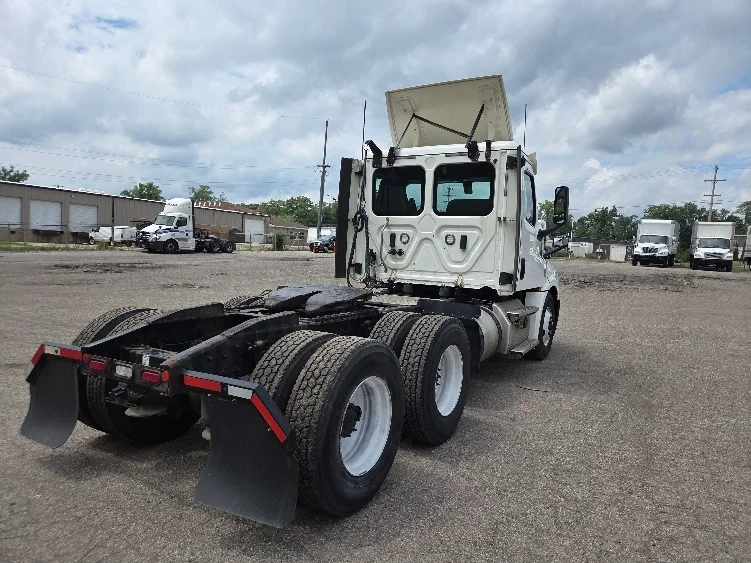 2020 Freightliner Cascadia - image 7