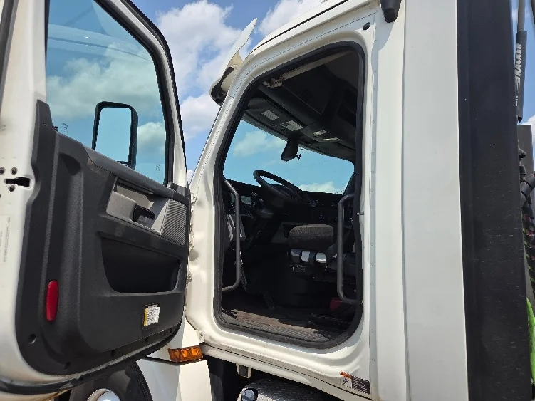 2020 Freightliner Cascadia - image 9