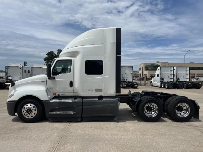 2023 International LT — photo 3
