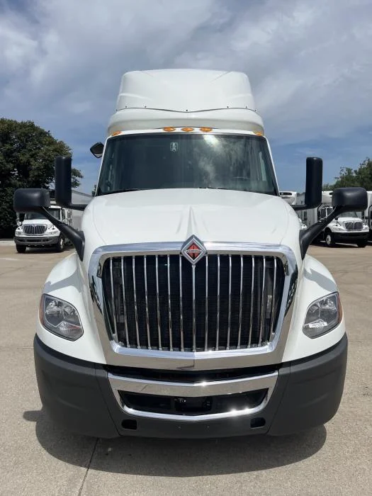 2023 International LT — photo 9
